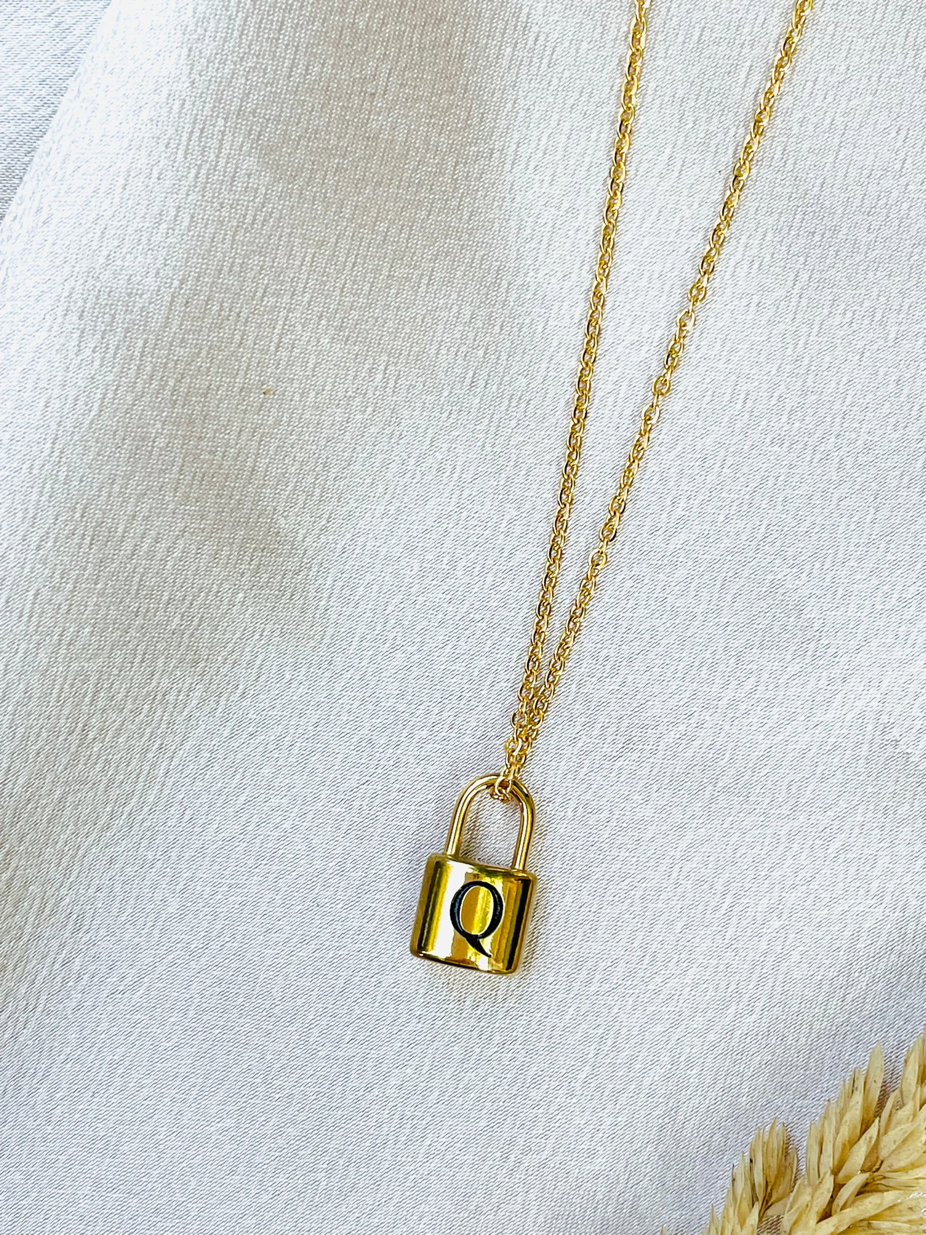 Initial letter necklaces gold chain lock#-00166SSN-10